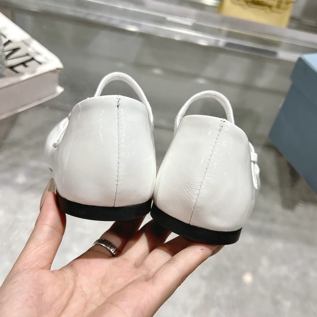 👟👟Ex-factory price 440👟👟 🔥🔥✨Prada/Prada 2024ss spring and summer new products are now available🌟 Mary Jane flat ballet shoes Soft and comfortable, recommended by major bloggers in Little Red Book, proper college style ➕Commuting 1-1 development Round-head golden triangle button Fabric: patent leather, sheepskin, silk fabric Sheepskin lining code number: 35 to 40 (41 is custom-made and cannot be returned or exchanged)